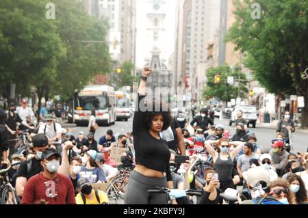 Des milliers de manifestants remplissent les rues du centre-ville de Philadelphie pour la quatrième journée consécutive de manifestations pour demander justice à George Floyd et à d'autres victimes de violence policière systémique à Philadelphie, en Pennsylvanie, sur 2 juin 2020. (Photo par Cory Clark/NurPhoto) Banque D'Images