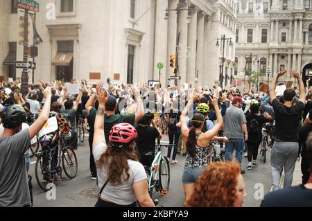 Des milliers de manifestants remplissent les rues du centre-ville de Philadelphie pour la quatrième journée consécutive de manifestations pour demander justice à George Floyd et à d'autres victimes de violence policière systémique à Philadelphie, en Pennsylvanie, sur 2 juin 2020. (Photo par Cory Clark/NurPhoto) Banque D'Images