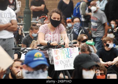 Des milliers de manifestants remplissent les rues du centre-ville de Philadelphie pour la quatrième journée consécutive de manifestations pour demander justice à George Floyd et à d'autres victimes de violence policière systémique à Philadelphie, en Pennsylvanie, sur 2 juin 2020. (Photo par Cory Clark/NurPhoto) Banque D'Images