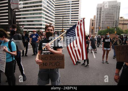 Des milliers de manifestants remplissent les rues du centre-ville de Philadelphie pour la quatrième journée consécutive de manifestations pour demander justice à George Floyd et à d'autres victimes de violence policière systémique à Philadelphie, en Pennsylvanie, sur 2 juin 2020. (Photo par Cory Clark/NurPhoto) Banque D'Images