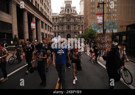 Des milliers de manifestants remplissent les rues du centre-ville de Philadelphie pour la quatrième journée consécutive de manifestations pour demander justice à George Floyd et à d'autres victimes de violence policière systémique à Philadelphie, en Pennsylvanie, sur 2 juin 2020. (Photo par Cory Clark/NurPhoto) Banque D'Images