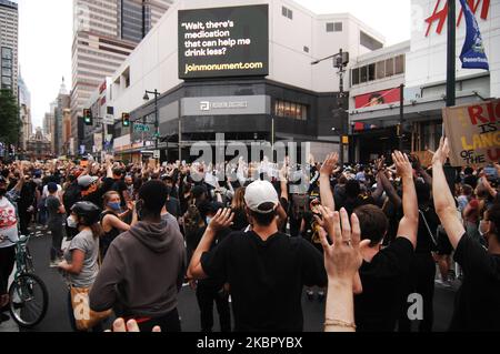 Des milliers de manifestants remplissent les rues du centre-ville de Philadelphie pour la quatrième journée consécutive de manifestations pour demander justice à George Floyd et à d'autres victimes de violence policière systémique à Philadelphie, en Pennsylvanie, sur 2 juin 2020. (Photo par Cory Clark/NurPhoto) Banque D'Images