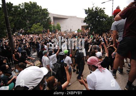 Des milliers de manifestants remplissent les rues du centre-ville de Philadelphie pour la quatrième journée consécutive de manifestations pour demander justice à George Floyd et à d'autres victimes de violence policière systémique à Philadelphie, en Pennsylvanie, sur 2 juin 2020. (Photo par Cory Clark/NurPhoto) Banque D'Images