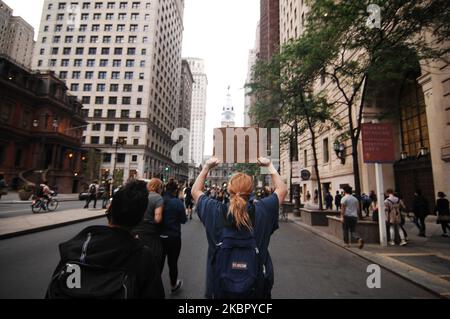 Des milliers de manifestants remplissent les rues du centre-ville de Philadelphie pour la quatrième journée consécutive de manifestations pour demander justice à George Floyd et à d'autres victimes de violence policière systémique à Philadelphie, en Pennsylvanie, sur 2 juin 2020. (Photo par Cory Clark/NurPhoto) Banque D'Images