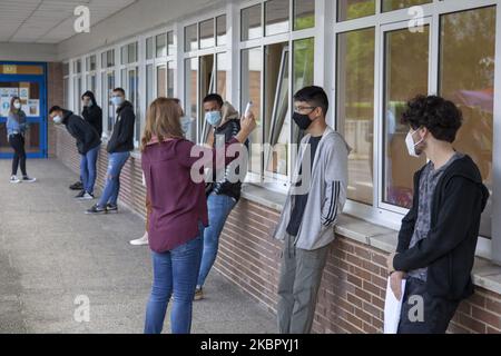 Un travailleur scolaire prend la température de chaque étudiant avant d'entrer dans la classe à Norena, en Espagne, sur 8 juin 2020. Les élèves du secondaire espagnol commencent à retourner dans les salles de classe pour se préparer à l'examen d'entrée à l'université (EBAU), selon la phase dans laquelle leur communauté autonome est. Dans les Asturies, ils ont commencé volontairement à préparer les sujets qui seront examinés pour entrer à l'université. L'activité d'enseignement en face à face ne sera pas reprise, mais elle sera pour la deuxième année de Bachillerato, pour ceux qui vont présenter à l'EBAU. L'activité d'enseignement ordinaire s'est terminée Banque D'Images