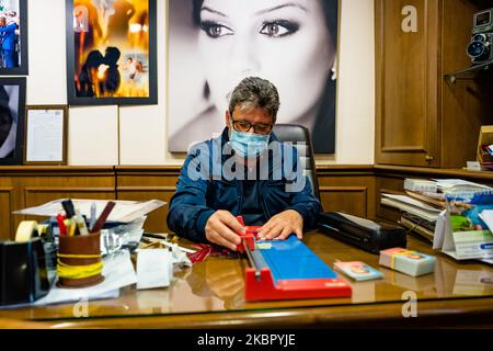 Un photographe studio au travail à Molfetta, Italie, le 8 juin 2020. Le travail des photographes de studio, après la pandémie, contrairement aux autres travaux, a beaucoup diminué. Les photos de mariage ont été annulées ou reportées, les clients qui vont au studio pour faire des tirages amateurs ont diminué (photo par Davide Pischettola/NurPhoto) Banque D'Images