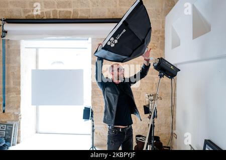 Un photographe studio au travail à Molfetta, Italie, le 8 juin 2020. Le travail des photographes de studio, après la pandémie, contrairement aux autres travaux, a beaucoup diminué. Les photos de mariage ont été annulées ou reportées, les clients qui vont au studio pour faire des tirages amateurs ont diminué (photo par Davide Pischettola/NurPhoto) Banque D'Images