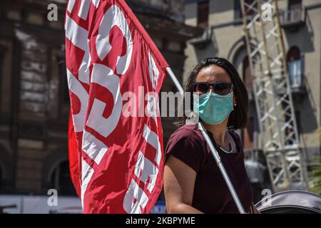 Des membres des syndicats CGIL, CISL, UIL et GILDA du secteur scolaire ont protesté contre le gouvernement de Giuseppe Conte devant le théâtre Politeama de Palerme, Italie, sur 8 juin 2020. (Photo de Francesco Militello Mirto/NurPhoto) Banque D'Images