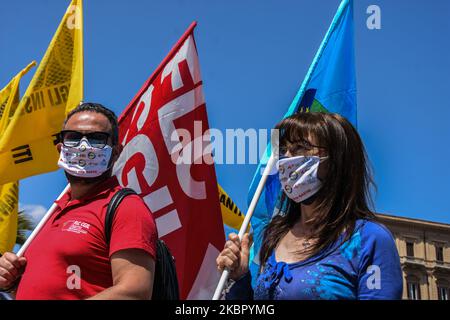 Des membres des syndicats CGIL, CISL, UIL et GILDA du secteur scolaire ont protesté contre le gouvernement de Giuseppe Conte devant le théâtre Politeama de Palerme, Italie, sur 8 juin 2020. (Photo de Francesco Militello Mirto/NurPhoto) Banque D'Images