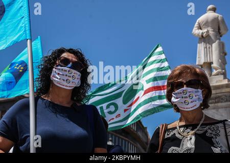 Des membres des syndicats CGIL, CISL, UIL et GILDA du secteur scolaire ont protesté contre le gouvernement de Giuseppe Conte devant le théâtre Politeama de Palerme, Italie, sur 8 juin 2020. (Photo de Francesco Militello Mirto/NurPhoto) Banque D'Images