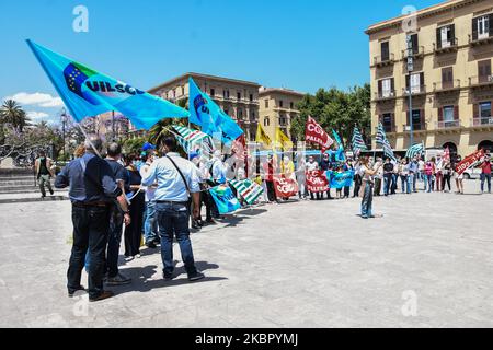 Des membres des syndicats CGIL, CISL, UIL et GILDA du secteur scolaire ont protesté contre le gouvernement de Giuseppe Conte devant le théâtre Politeama de Palerme, Italie, sur 8 juin 2020. (Photo de Francesco Militello Mirto/NurPhoto) Banque D'Images