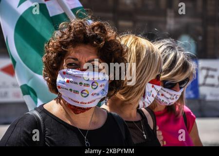 Des membres des syndicats CGIL, CISL, UIL et GILDA du secteur scolaire ont protesté contre le gouvernement de Giuseppe Conte devant le théâtre Politeama de Palerme, Italie, sur 8 juin 2020. (Photo de Francesco Militello Mirto/NurPhoto) Banque D'Images