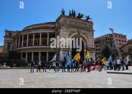 Des membres des syndicats CGIL, CISL, UIL et GILDA du secteur scolaire ont protesté contre le gouvernement de Giuseppe Conte devant le théâtre Politeama de Palerme, Italie, sur 8 juin 2020. (Photo de Francesco Militello Mirto/NurPhoto) Banque D'Images