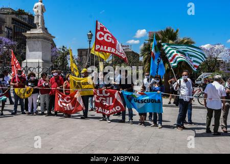 Des membres des syndicats CGIL, CISL, UIL et GILDA du secteur scolaire ont protesté contre le gouvernement de Giuseppe Conte devant le théâtre Politeama de Palerme, Italie, sur 8 juin 2020. (Photo de Francesco Militello Mirto/NurPhoto) Banque D'Images