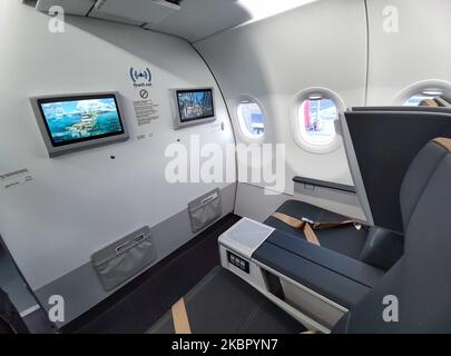 Sièges en classe affaires dans un Airbus A321neo. Vol avec Turkish Airlines pendant la période de pandémie du coronavirus COVID-19. Moins de passagers sont à bord dans un avion presque vide pour voler, tandis que les membres de l'équipage de cabine et les agents de bord portent des masques protecteurs. Le vol international TK 1843, du nouvel aéroport d'Istanbul en Turquie à la capitale Athènes en Grèce, est exploité par un nouvel avion moderne, sophistiqué et avancé, un Airbus A321neo avec enregistrement TC-LSN. (Photo de Nicolas Economou/NurPhoto) Banque D'Images