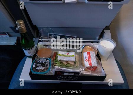 Repas à bord avec salade et sandwich de classe économique servi avec du lait, de l'eau, de l'ayran et un dessert. Vol avec Turkish Airlines pendant la période de pandémie du coronavirus COVID-19. Moins de passagers sont à bord dans un avion presque vide pour voler, tandis que les membres de l'équipage de cabine et les agents de bord portent des masques protecteurs. Le vol international TK 1843, du nouvel aéroport d'Istanbul en Turquie à la capitale Athènes en Grèce, est exploité par un nouvel avion moderne, sophistiqué et avancé, un Airbus A321neo avec enregistrement TC-LSN. (Photo de Nicolas Economou/NurPhoto) Banque D'Images