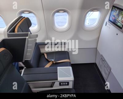 Sièges en classe affaires dans un Airbus A321neo. Vol avec Turkish Airlines pendant la période de pandémie du coronavirus COVID-19. Moins de passagers sont à bord dans un avion presque vide pour voler, tandis que les membres de l'équipage de cabine et les agents de bord portent des masques protecteurs. Le vol international TK 1843, du nouvel aéroport d'Istanbul en Turquie à la capitale Athènes en Grèce, est exploité par un nouvel avion moderne, sophistiqué et avancé, un Airbus A321neo avec enregistrement TC-LSN. (Photo de Nicolas Economou/NurPhoto) Banque D'Images