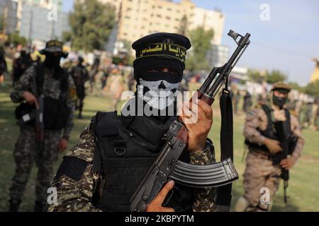 Un militant des Brigades Al-Quds, l'aile armée du mouvement du Jihad islamique palestinien (PIJ), assiste à un service commémoratif pour l'ancien dirigeant du PIJ, Ramadan Shallah, à Gaza, le 08 juin 2020. Shallah était dans un coma médical lorsqu'il est décédé le 06 juin dans un hôpital de Beyrouth (Liban) à l'âge de 62 ans après une maladie chronique non révélée. Ses restes ont été emmenés à Damas, la capitale de la Syrie, pour y être enterrés. (Photo de Majdi Fathi/NurPhoto) Banque D'Images