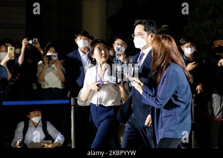 Lee Jae-Yong, co-vice-président de Samsung Electronics, centre, porte un masque protecteur car il est entouré de membres des médias tout en partant au tribunal central de Séoul, en Corée du Sud, lundi, 8 juin 2020. Selon les médias, Lee Jae-Yong et deux de ses collaborateurs sont soupçonnés d'avoir enfreint la loi sur le marché des capitaux et la loi sur l'audit externe des sociétés d'actions lors de la fusion de SAMSUNG C&T et CHEIL INDUSTRIES Inc en 2015. (Photo de Chris Jung/NurPhoto) Banque D'Images