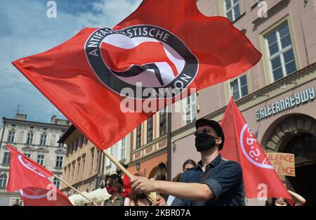 Un participant à une marche à la mémoire de George Floyd détient un drapeau d'Aktion Antifasschistische, communément connu sous son abréviation Antifa. À 25 mai, à Minneapolis, l'homme noir George Floyd, âgé de 46 ans, a été étranglé par un policier. De nombreux résidents et étrangers se sont retrouvés aujourd'hui à Cracovie pour exprimer leur solidarité avec la famille de Floyd, ses proches et avec des centaines de milliers d'Américains qui sortent dans les rues de leur ville depuis plusieurs jours pour réclamer justice. Dimanche, 7 juin 2020, à Cracovie, en Pologne. (Photo par Artur Widak/NurPhoto) Banque D'Images