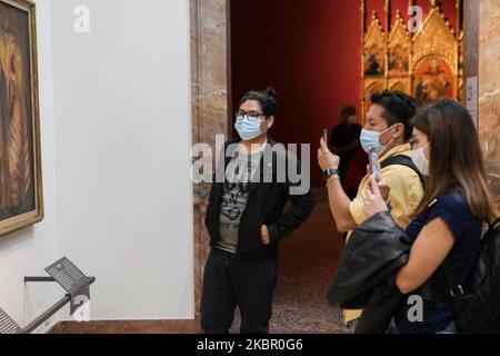 (UTILISATION DES NOUVELLES ÉDITORIALES UNIQUEMENT - STRICTEMENT AUCUNE UTILISATION COMMERCIALE OU COMMERCIALE) les visiteurs voient l'art à la Pinacoteca di Brera sur 09 juin 2020 à Milan, en Italie. Réouverture au public de la Pinacoteca di Brera après la fermeture forcée pour l'urgence du coronavirus. Entrée gratuite jusqu'à l'automne 2020 après inscription et réservation. (Photo par Mairo Cinquetti/NurPhoto) Banque D'Images