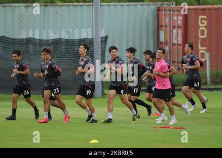 Les joueurs de la police Tero FC s’échauffent pendant la session de formation à la police Tero FC sur le terrain de formation de 9 juin 2020 à Bangkok, en Thaïlande. Suite à l'approbation de l'Association de football de Thaïlande et du Gouvernement thaïlandais, la ligue de football thaïlandaise commencera à retourner le match sur 12 septembre 2020 et se terminera sur 15 mai 2021, conformément aux mesures de sécurité sanitaire. (Photo de Vachira Vachira/NurPhoto) Banque D'Images