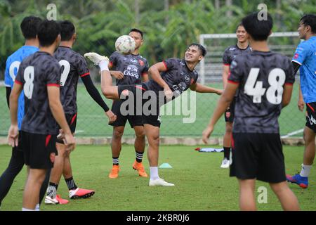 Adisak Srikampang, milieu de terrain attaquant en tant que capitaine d’équipe du FC Tero de police, en session de formation au terrain de formation du FC Tero de police sur 9 juin 2020 à Bangkok, en Thaïlande. Suite à l'approbation de l'Association de football de Thaïlande et du Gouvernement thaïlandais, la ligue de football thaïlandaise commencera à retourner le match sur 12 septembre 2020 et se terminera sur 15 mai 2021, conformément aux mesures de sécurité sanitaire. (Photo de Vachira Vachira/NurPhoto) Banque D'Images