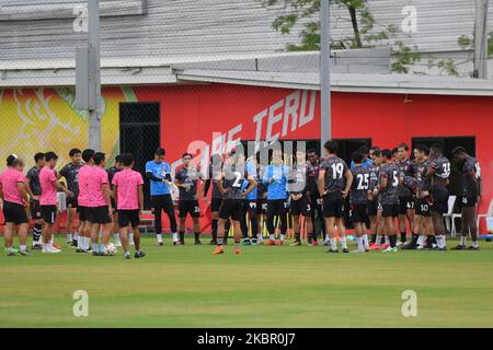 Vue d’une réunion d’équipe avant une session de formation sur le terrain de formation de la police Tero FC à 9 juin 2020 à Bangkok, en Thaïlande. Suite à l'approbation de l'Association de football de Thaïlande et du Gouvernement thaïlandais, la ligue de football thaïlandaise commencera à retourner le match sur 12 septembre 2020 et se terminera sur 15 mai 2021, conformément aux mesures de sécurité sanitaire. (Photo de Vachira Vachira/NurPhoto) Banque D'Images