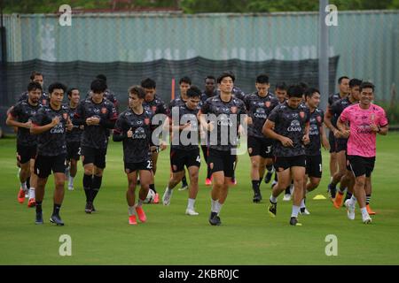 Les joueurs de la police Tero FC s’échauffent pendant la session de formation à la police Tero FC sur le terrain de formation de 9 juin 2020 à Bangkok, en Thaïlande. Suite à l'approbation de l'Association de football de Thaïlande et du Gouvernement thaïlandais, la ligue de football thaïlandaise commencera à retourner le match sur 12 septembre 2020 et se terminera sur 15 mai 2021, conformément aux mesures de sécurité sanitaire. (Photo de Vachira Vachira/NurPhoto) Banque D'Images