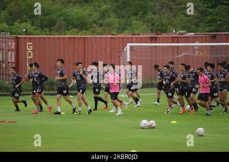 Les joueurs de la police Tero FC s’échauffent pendant la session de formation à la police Tero FC sur le terrain de formation de 9 juin 2020 à Bangkok, en Thaïlande. Suite à l'approbation de l'Association de football de Thaïlande et du Gouvernement thaïlandais, la ligue de football thaïlandaise commencera à retourner le match sur 12 septembre 2020 et se terminera sur 15 mai 2021, conformément aux mesures de sécurité sanitaire. (Photo de Vachira Vachira/NurPhoto) Banque D'Images