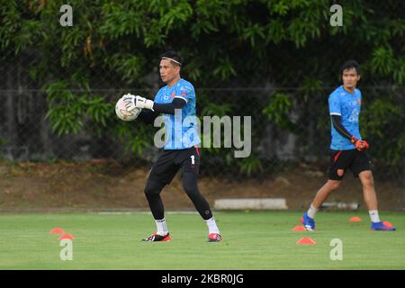 Prasit Padungchok, gardien de but de la police Tero FC en session de formation sur le terrain de formation de la police Tero FC à 9 juin 2020 à Bangkok, en Thaïlande. Suite à l'approbation de l'Association de football de Thaïlande et du Gouvernement thaïlandais, la ligue de football thaïlandaise commencera à retourner le match sur 12 septembre 2020 et se terminera sur 15 mai 2021, conformément aux mesures de sécurité sanitaire. (Photo de Vachira Vachira/NurPhoto) Banque D'Images