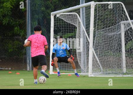 Chinnapong Raksri, gardien de but de la police Tero FC en session de formation sur le terrain de formation de la police Tero FC à 9 juin 2020 à Bangkok, en Thaïlande. Suite à l'approbation de l'Association de football de Thaïlande et du Gouvernement thaïlandais, la ligue de football thaïlandaise commencera à retourner le match sur 12 septembre 2020 et se terminera sur 15 mai 2021, conformément aux mesures de sécurité sanitaire. (Photo de Vachira Vachira/NurPhoto) Banque D'Images