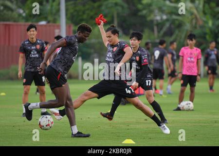 Anusorn Jaiphet, centre arrière du FC Tero de police pendant la session de formation au terrain de formation du FC Tero de police sur 9 juin 2020 à Bangkok, en Thaïlande. Suite à l'approbation de l'Association de football de Thaïlande et du Gouvernement thaïlandais, la ligue de football thaïlandaise commencera à retourner le match sur 12 septembre 2020 et se terminera sur 15 mai 2021, conformément aux mesures de sécurité sanitaire. (Photo de Vachira Vachira/NurPhoto) Banque D'Images