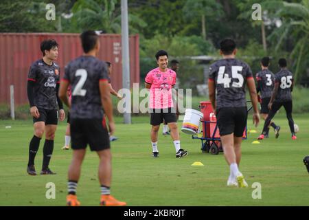 Rangsan Viwatchaichok, entraîneur-chef du FC Tero de police, examine les joueurs pendant la session de formation au terrain de formation du FC Tero de police sur 9 juin 2020 à Bangkok, en Thaïlande. Suite à l'approbation de l'Association de football de Thaïlande et du Gouvernement thaïlandais, la ligue de football thaïlandaise commencera à retourner le match sur 12 septembre 2020 et se terminera sur 15 mai 2021, conformément aux mesures de sécurité sanitaire. (Photo de Vachira Vachira/NurPhoto) Banque D'Images