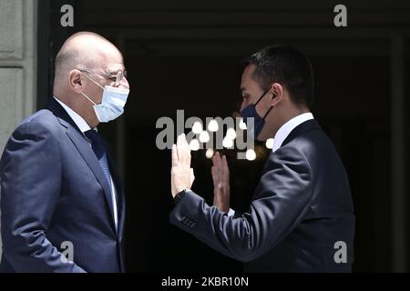 Le ministre grec des Affaires étrangères Nikos Dendias (L) souhaite la bienvenue à son homologue italien Luigi Di Maio au ministère des Affaires étrangères d'Athènes, à propos de 9 juin 2020. (Photo de Panayotis Tzamaros/NurPhoto) Banque D'Images