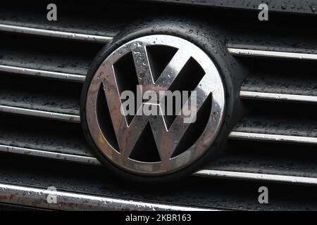 Un logo de Volkswagen, constructeur automobile multinational allemand, vu sur une voiture à Cracovie. Sur 6 juin 2020, à Cracovie, en Pologne. (Photo par Artur Widak/NurPhoto) Banque D'Images