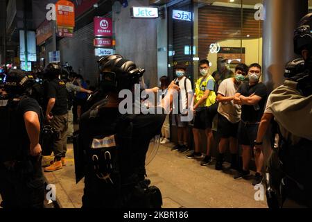 Plus d'une centaine de manifestants se sont rassemblés dans le district central pour marquer le premier anniversaire du mouvement contre l'extradition le 9 juin 2020 à Hong Kong. La police anti-émeute a affirmé qu'il s'agit d'une assemblée illégale et a dispersé la marche. (Photo de Yat Kai Yeung/NurPhoto) Banque D'Images