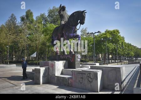 Un monument présente des slogans contre la brutalité policière et le racisme, qui ont été peints lors de récentes manifestations, sur 9 juin 2020 à Mexico, Mexique. Les derniers jours des émeutes ont eu lieu dans plusieurs villes autour du Mexique à la suite de la mort de George Floyd à Minneapolis et Giovanni Lopez à Jalisco, outre les abus de police contre Melanie une fille de 16 ans qui a été mise à la tête par des policiers au cours d'une manifestation. (Photo de Guillermo Gutiérrez/NurPhoto) Banque D'Images