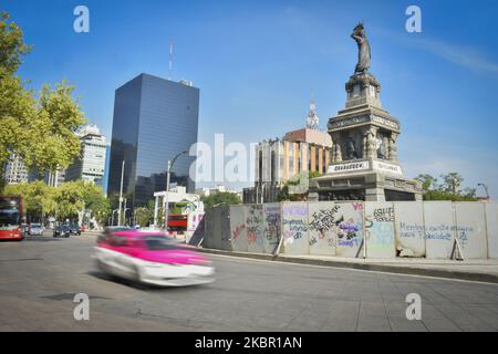 Le Monument de cuauhtémoc affiche des slogans dans les barricades qui le protègent contre la brutalité et le racisme de la police, qui ont été peints lors des récentes manifestations, sur 9 juin 2020 à Mexico, Mexique. Les derniers jours des émeutes ont eu lieu dans plusieurs villes autour du Mexique à la suite de la mort de George Floyd à Minneapolis et Giovanni Lopez à Jalisco, outre les abus de police contre Melanie une fille de 16 ans qui a été mise à la tête par des policiers au cours d'une manifestation. (Photo de Guillermo Gutiérrez/NurPhoto) Banque D'Images