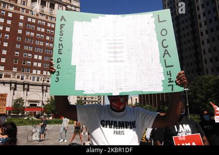 Les travailleurs de l'assainissement de Philadelphie et les alliés du syndicat se sont rassemblés dans Love Park pour demander au maire Kenny de tenir les promesses faites au Syndicat des travailleurs de l'assainissement de fournir l'équipement de protection individuelle et les indemnités de danger après que des dizaines de travailleurs de l'assainissement ont contracté COVID-19 à Philadelphie, PA, sur 9 juin 2020. (Photo par Cory Clark/NurPhoto) Banque D'Images