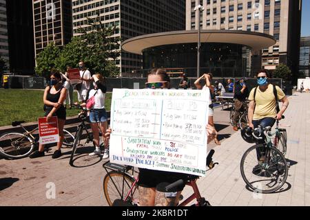 Les travailleurs de l'assainissement de Philadelphie et les alliés du syndicat se sont rassemblés dans Love Park pour demander au maire Kenny de tenir les promesses faites au Syndicat des travailleurs de l'assainissement de fournir l'équipement de protection individuelle et les indemnités de danger après que des dizaines de travailleurs de l'assainissement ont contracté COVID-19 à Philadelphie, PA, sur 9 juin 2020. (Photo par Cory Clark/NurPhoto) Banque D'Images