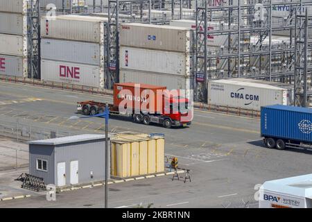 Une vue de la scène du nouveau port de conteneurs à Busan, Corée du Sud sur 10 juin 2020. L'économie de la Corée du Sud devrait se contracter de 1,2 pour cent cette année, alors que la pandémie du coronavirus et les mesures de confinement ont ravagé le commerce et la consommation mondiaux, a déclaré mercredi l'Organisation de coopération et de développement économiques (OCDE). La prévision actualisée, qui serait la plus forte contraction depuis la crise financière asiatique de 1998, a marqué une baisse marquée par rapport aux prévisions de l'OCDE de mars d'expansion de 2 pour cent. Les dernières prévisions de l'OCDE sont plus sombres qu'une prévision de la Banque de Corée (BOK), qui prévoit le Kore Banque D'Images