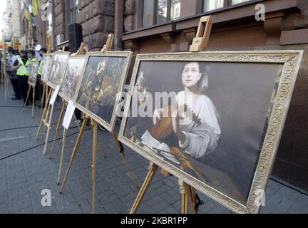 Des reproductions de tableaux de célèbres artistes du monde rassemblés avec des portraits du président ukrainien Volodymyr Zelensky et d'autres hauts fonctionnaires sont vues lors d'une exposition symbolique de partisans de l'ancien président ukrainien Petro Porochenko qui se sont réunis pour le soutenir, près du Bureau d'enquête de l'État à Kiev, en Ukraine, le 10 juin 2020. L'ancien président ukrainien et chef du parti "solidarité européenne" Petro Porochenko est arrivé au Bureau d'enquête de l'État pour interrogatoire en tant que témoin dans les affaires pénales. Le Bureau du Procureur général en a informé l'ancien Président de l'Ukraine Banque D'Images