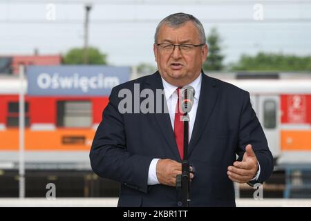 Le ministre Andrzej Adamczyk parle lors de l'ouverture officielle d'une nouvelle gare ferroviaire à Oswiecim. En 2019, 2,3 millions de personnes de partout dans le monde ont visité les terrains de l'ancien camp allemand de concentration et d'extermination nazi Auschwitz et Auschwitz II-Birkenau mercredi, 10 juin 2020, à Oswiecim, petite Pologne Voivodeship, Pologne. (Photo par Artur Widak/NurPhoto) Banque D'Images