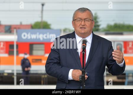 Le ministre Andrzej Adamczyk parle de l'ouverture officielle d'une nouvelle gare ferroviaire à Oswiecim. En 2019, 2,3 millions de personnes de partout dans le monde ont visité les terrains de l'ancien camp allemand de concentration et d'extermination nazi Auschwitz et Auschwitz II-Birkenau mercredi, 10 juin 2020, à Oswiecim, petite Pologne Voivodeship, Pologne. (Photo par Artur Widak/NurPhoto) Banque D'Images