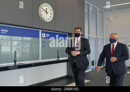 Andrzej Adamczyk (R), ministre de l'Infrastructure et Krzysztof Maminski (L), PDG des chemins de fer polonais (PKP sa), en visite à la nouvelle gare d'Oswiecim avant l'ouverture officielle. En 2019, 2,3 millions de personnes de partout dans le monde ont visité les terrains de l'ancien camp allemand de concentration et d'extermination nazi Auschwitz et Auschwitz II-Birkenau mercredi, 10 juin 2020, à Oswiecim, petite Pologne Voivodeship, Pologne. (Photo par Artur Widak/NurPhoto) Banque D'Images