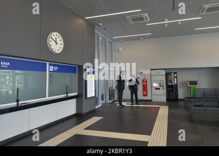 Andrzej Adamczyk (R), ministre de l'Infrastructure et Krzysztof Maminski (L), PDG des chemins de fer polonais (PKP sa), en visite à la nouvelle gare d'Oswiecim, avant l'ouverture officielle. En 2019, 2,3 millions de personnes de partout dans le monde ont visité les terrains de l'ancien camp allemand de concentration et d'extermination nazi Auschwitz et Auschwitz II-Birkenau mercredi, 10 juin 2020, à Oswiecim, petite Pologne Voivodeship, Pologne. (Photo par Artur Widak/NurPhoto) Banque D'Images