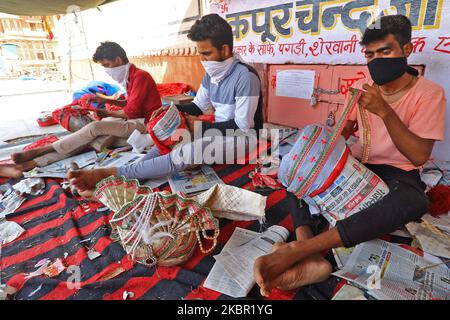 Les vendeurs ont prêt des turbans colorés à vendre dans un magasin à Badi Chaupar pendant le confinement de la COVID-19 dans tout le pays, à Jaipur,Rajasthan,Inde, mercredi, 10 juin 2020. (Photo de Vishal Bhatnagar/NurPhoto) Banque D'Images