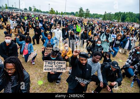 Les gens prennent le genou, lors de la deuxième manifestation massive de Black Lives Matter qui a eu lieu au parc Nelson Mandela, à Amsterdam, sur 10 juin 2020. (Photo par Romy Arroyo Fernandez/NurPhoto) Banque D'Images