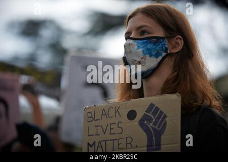 Plusieurs organisations et collectifs ont appelé à un rassemblement pour rendre hommage à Georges Floyd tué par la police à Minneapolis (Etats-Unis) et à Adama Traoré tué par la police française il y a quatre ans et pour protester contre les brutalités policières. Ils ont été tués par étouffement. Plusieurs milliers de personnes se sont rassemblées à Toulouse sous les mottos 'Black Lives Matter', 'Je ne peux pas respirer' et 'No Justice, No Peace. Toulouse. France. 10 juin 2020. (Photo d'Alain Pitton/NurPhoto) Banque D'Images